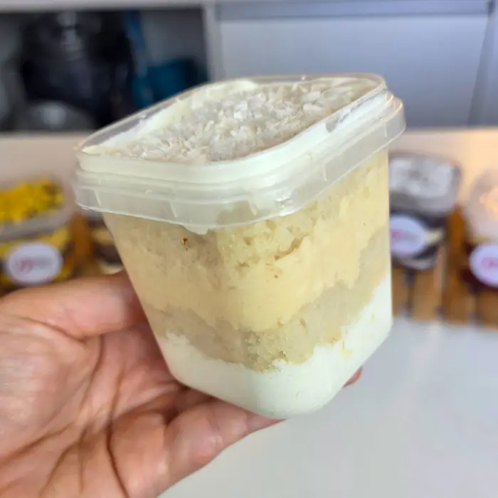 Bolo no pote de camadas claras com coco na finalização
