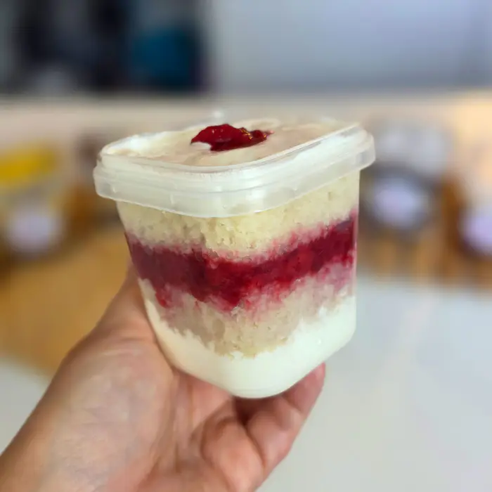 Bolo no pote com camadas de massa, creme e frutas