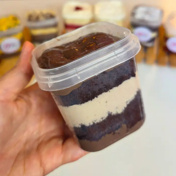 Bolo no pote com massa de chocolate e recheio claro